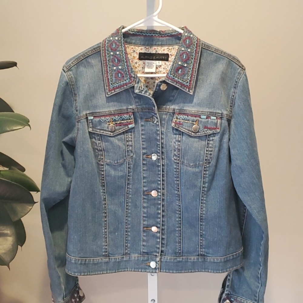 ALEXIS AND AVERY DENIUM JACKET SIZE SMALL EMBROIDERED AZTEC PRINT. Cowgirl
